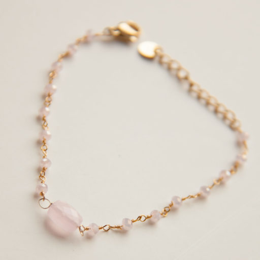 Bracelet perlé rose pâle et doré. 1