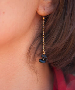 Boucles d'oreilles pendantes et perles noires 4