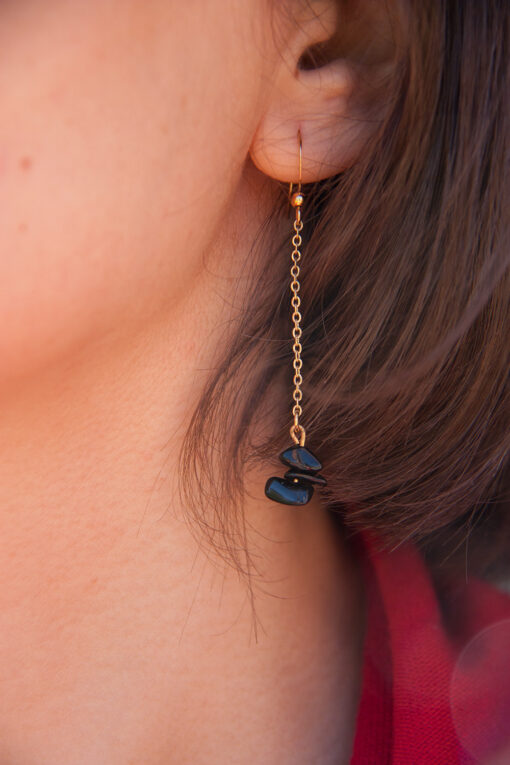 Boucles d'oreilles pendantes et perles noires 2