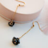 Boucles d'oreilles pendantes et perles noires 8