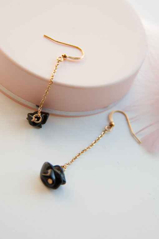 Boucles d'oreilles pendantes et perles noires 1