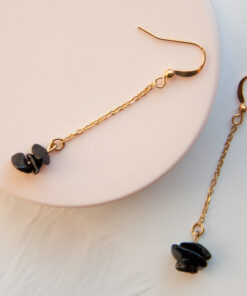 Boucles d'oreilles pendantes et perles noires 5