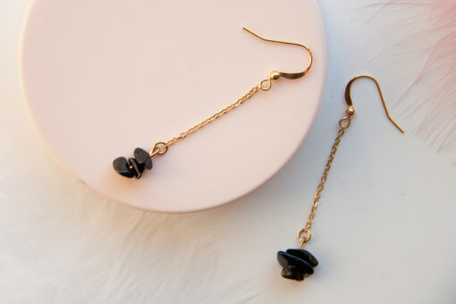 Boucles d'oreilles pendantes et perles noires 3