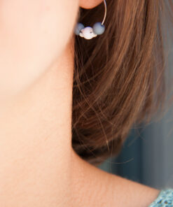 Créoles XS Nina argentées et perles bleues 4
