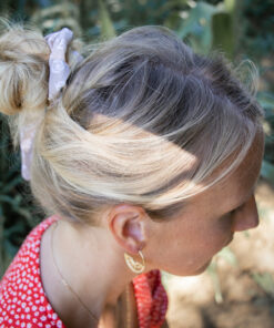 Heliboo scrunchie with light taupe and white print 29