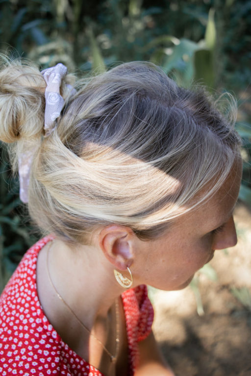Heliboo scrunchie with light taupe and white print 14