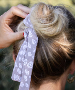 Heliboo scrunchie with light taupe and white print 28