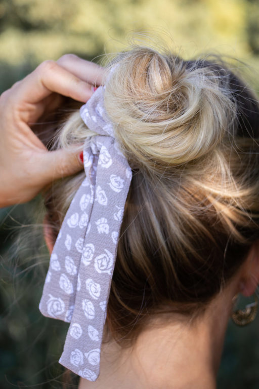 Heliboo scrunchie with light taupe and white print 13