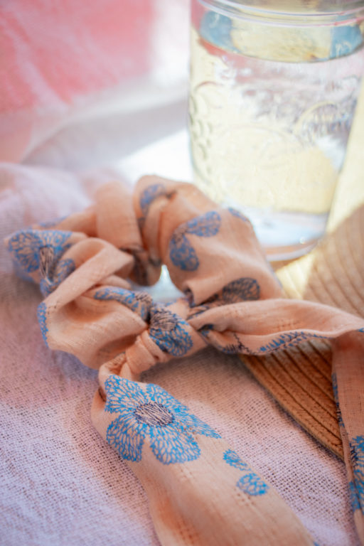 Heliboo scrunchie with blue flower print 1