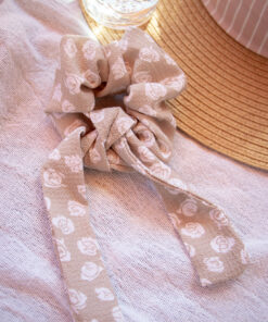 Heliboo scrunchie with light taupe and white print 17