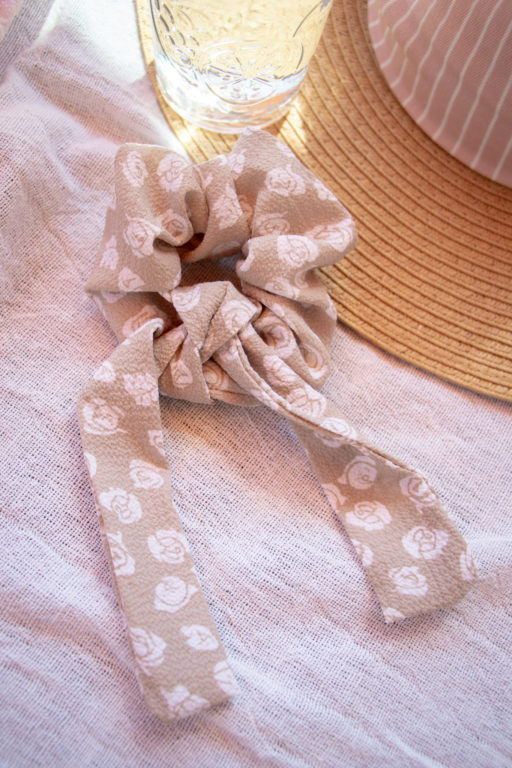 Heliboo scrunchie with light taupe and white print 2