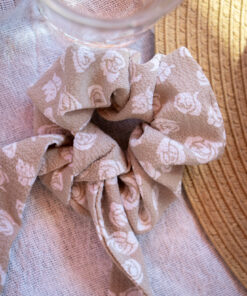 Heliboo scrunchie with light taupe and white print 22