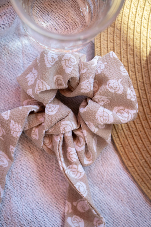 Heliboo scrunchie with light taupe and white print 7