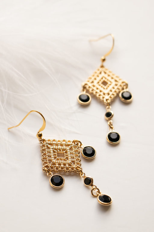 Boucles d'oreilles pendantes noires et dorées 1