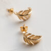 Curved feather earrings in gold plated 7