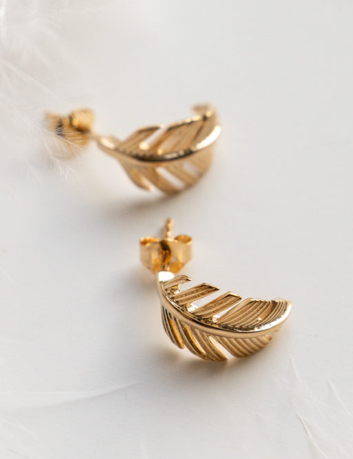 Curved feather earrings in gold plated 1