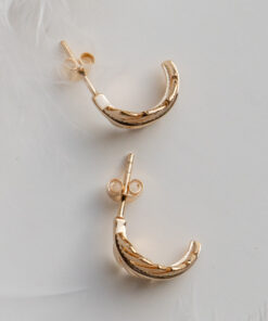 Curved feather earrings in gold plated 9