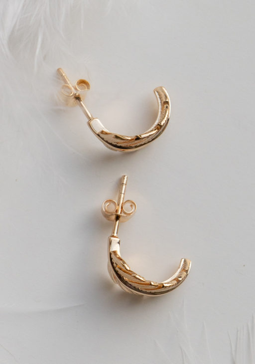 Curved feather earrings in gold plated 4