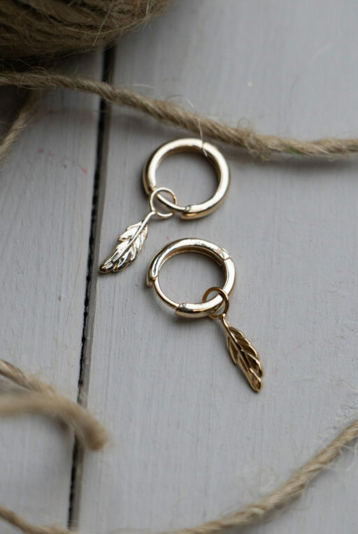 Gold-plated feather mini hoop earrings 2