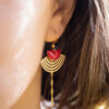 Boucles d'oreilles pendantes rouges et dorées 2