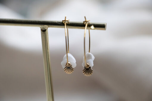 Hoop earrings with small golden shells 3