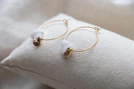 Hoop earrings with small golden shells 1