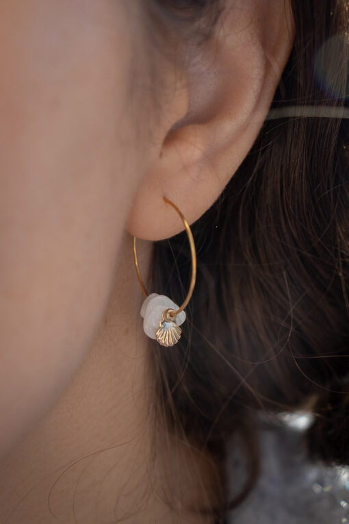Hoop earrings with small golden shells 4