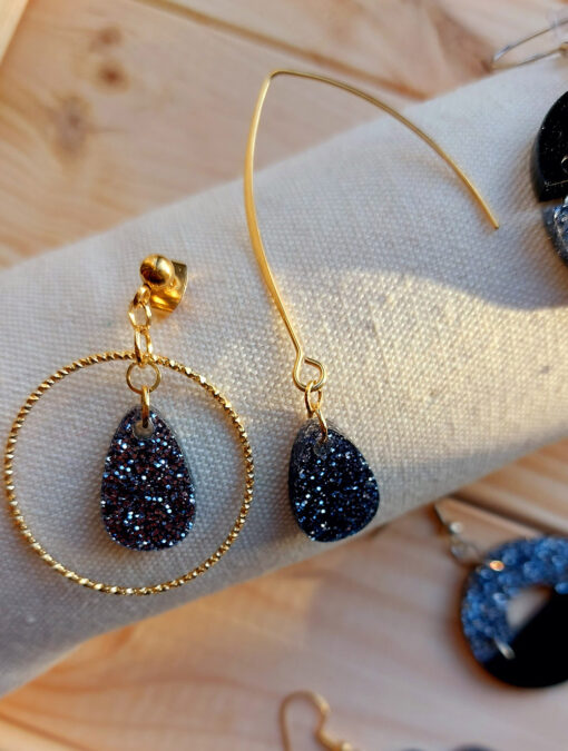 Asymmetrical earrings - Black and glitter 1